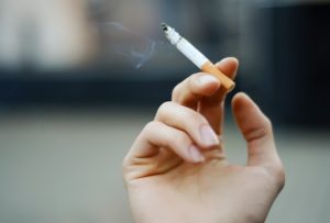 武蔵中原の歯医者、中林デンタルケアークリニックで喫煙は口内にどんな悪影響を及ぼすかについての解説